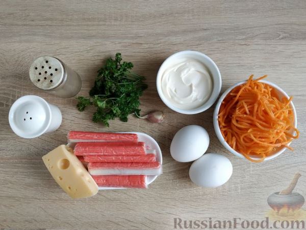 Салат из крабовых палочек,  моркови по-корейски и сыра