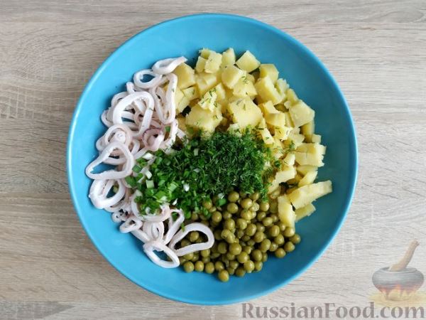 Салат с кальмарами, картофелем и зелёным горошком