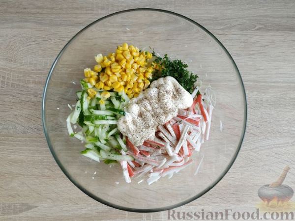 Салат с крабовыми палочками, белокочанной капустой, кукурузой и огурцом