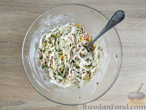 Салат с крабовыми палочками, белокочанной капустой, кукурузой и огурцом