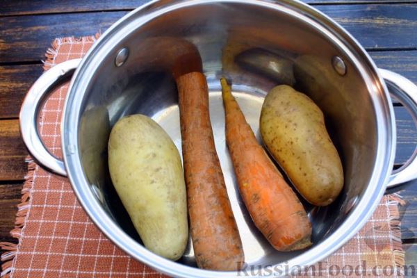 Слоёный салат с редькой, картофелем, морковью, яблоком и варёным яйцом