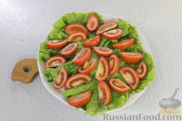 Салат с кальмарами, овощами и оливками